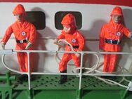 3 Figuren in leuchtrotem Anzug, Besatzung für DGzRS-Seenotkreuzer Berlin, Merwede u.a. - Dassel