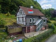 ++ KRAG Immobilien ++ mit Weitblick am Wald ++ historisch, gemütlich, Balkon, Garten, Grillhütte ++ - Angelburg