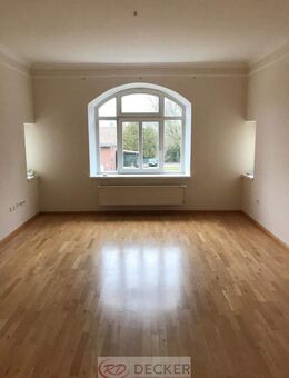 Klassisch & hell - charmante 3-Zimmer-Wohnung mit zwei Stellplätzen in ruhiger Lage! - Velden (Regierungsbezirk Niederbayern)