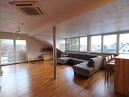 Luxuriöse Dachgeschosswohnung mit Balkon, Einbauküche und Schreinereinbauten - Nürnberg