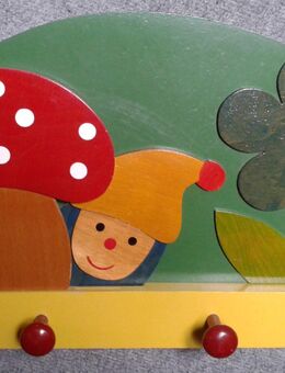Garderobe für Kinder mit Wichtel und Pilz aus Holz mit 4 Haken und "Wackelelement" (Wandgarderobe) - Krefeld