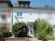 Sofort einziehen: Gemütliches Reihenmittelhaus mit kleinem, pflegeleichtem Garten - Sankt Ingbert
