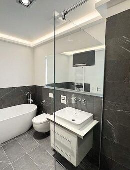 Ein Traum! + Lift + Parkett + Fußbodenhzg. + Wanne & Dusche + Balkon + LED-Licht + Stellplatz - Leipzig