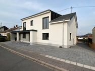 Ideal für Kapitalanleger - vermietetes und modernes Zweifamilienwohnhaus mit Carport - Altrich