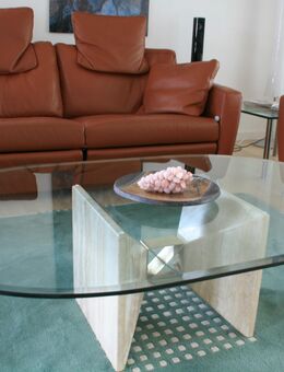Elegante Glas-Couch-Tische mit Travertin-Fuß - Ratingen