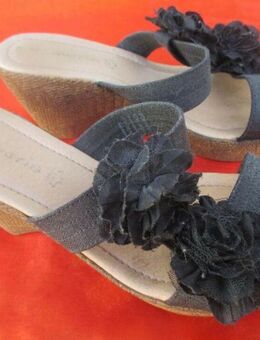 NEU * 3D Blumen * Blüten * Flower- Power * Hippie- Style * Canvas * Stoff * Keilabsatz * Wedges * Plateau * Pantolette * Sandaletten "Tamaris" Gr. 37/ 4 * schwarz * dunkel- grau * - Riedlingen