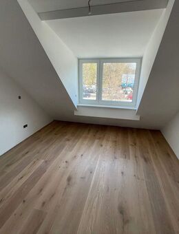 Neuwertige moderne 2-Zimmer-Dachgeschosswohnung in Milbertshofen - München