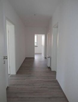 Helle und freundliche 4-Zimmer-Wohnung mit großzügigem Bad - Hohenstein-Ernstthal