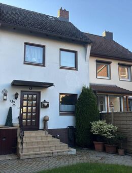 Tolle Einsteigerimmobilie! Kleines Reihenmittelhaus mit Ausbaureserve, Vollkeller und Garage - Henstedt-Ulzburg