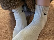 Verführerische Nike-Socken: Sinnliche Momente in sportlichem Stil“ - Berlin