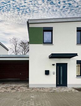 Neues Einfamilienhaus (Kettenhaus) in Holzmassiv-Bauweise mit pflegeleichtem Garten - Grafenrheinfeld
