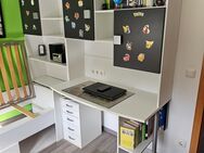 Jugendzimmer, Bett mit Bettkasten, Schrank, Schreibtisch - Bochum Linden