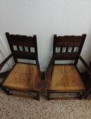 Zwei antike Holzstühle mit Flechtsitz – dekorativ & selten in 25524