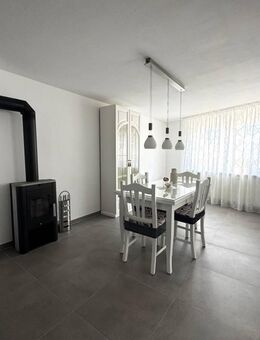 Willkommen in Birkenfeld! Modernisiertes 2-Familienhaus mit Carport und Garage - Birkenfeld (Baden-Württemberg)