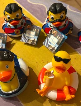 5 Bade-Enten/Plastik-Enten, gelb + schwarz (3x König Ludwig), neu - München
