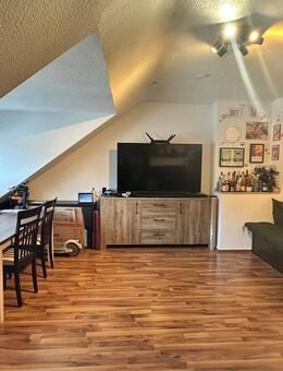 Mitten in Düsseldorf - schöne 2- Zimmer im Dachgeschoss - Aufzug - Düsseldorf