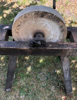 Schleifstein, evtl. Sandstein, auf Holzgestell, handbetrieben - Saalfeld (Saale)