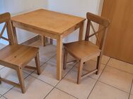 Kindertisch und 2 passende Stühle Massivholz Ikea Super Zustand - Bielefeld