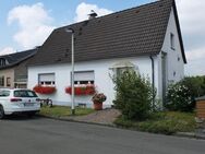 Schöner Entspannen! Kleines renovierungsbedürftiges Haus mit großem Garten, Garagen und Partyraum - Solingen (Klingenstadt)