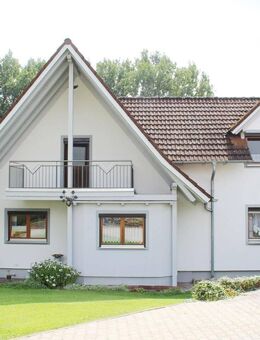 Charmantes, ruhig gelegenes und sehr gepflegtes Einfamilienhaus mit drei Garagen, Carport und idyllischem Innenhof - Hofkirchen