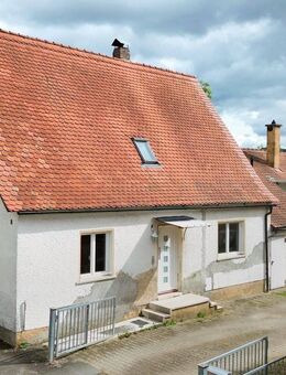 Zentral und ruhig gelegenes Doppelhaus mit Scheune, viel Platz und Potential auf großzügigem Traumgrundstück - Buttenheim