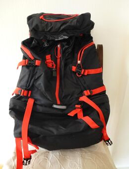 Rucksack NEU Rückenpolster belüftet. Gurte gepolstert. Großer Wanderrucksack. Trekkingrucksack. Tourenrucksack. Viele praktische Details. Mehrere Reissverschluss-Taschen. Bodentasche. Hauptfach mit Extra Regenschutz. Spann-Gummi usw. Farbe: Schwarz. - Bad Oeynhausen