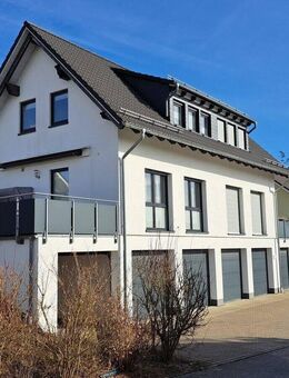 Neuwertiges Doppelhaus mit zwei Wohneinheiten, 6 Garagen u. Carport in Bad Berleburg-Raumland - Bad Berleburg