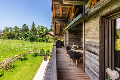 Helle Erdgeschosswohnung mit sonnigen Terrassen und Süd-/Westgarten