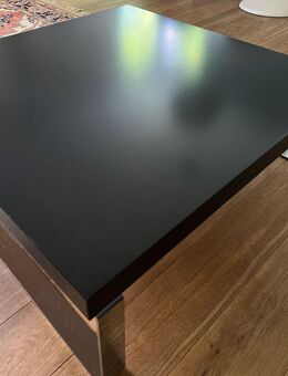 massiver Couchtisch mit chromfarbenen Kuven 91,5 x 91,5 x 30 cm - Hamburg