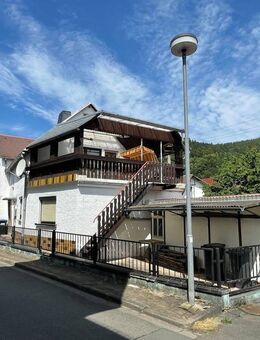 Wohnhaus mit Dachterrasse, Garage und Nebengebäude - Sitzendorf