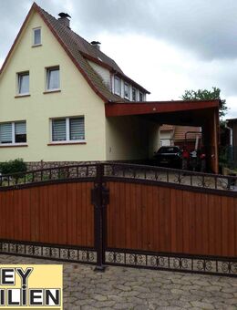 Freistehendes Einfamilienhaus und separaten Ferienhaus, Mehrzweckgebäude, drei Carports und gepflegten Grundstück - Bad Sachsa