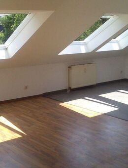 Ruhig und Zentral Nähe Bahnhof - schöne renovierte Dachgeschosswohnung mit Blick in den Garten! - Düren