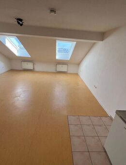 Großzügige 1-Zimmer-Dachgeschoss-Wohnung im Zentrum mit Aufzug, Stellplatz - Kiel