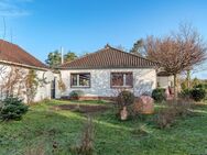 Walmdachbungalow mit Nebengebäude und Garage in ruhiger Randlage - Karwitz