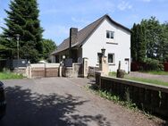 Außergewöhnliches 11-Zi-Zweifamilienhaus mit zusätzlicher Einliegerwohnung, Kamin und Doppelgarage! - Cuxhaven