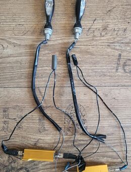 2 Stk. LED-Mini-Blinker in Schwarz, Metallgehäuse, Länge ca. 7 cm, Stecker passend für Suzuki GSX-R 1000, inkl. notwendiger Widerstände und Verkabelung, Versand gegen Aufpreis möglich, 25,- € - Unterleinleiter