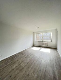 Erstbezug nach Kernsanierung - Stilvolle 1,5-Zimmer-Wohnung in zentraler Lage von Heide! - Heide