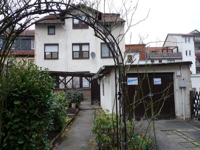 Einfamilienhaus mit Grundstück und Garage