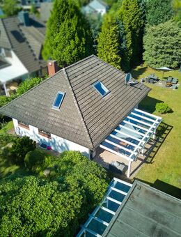 Walmdachbungalow mit Doppelgarage & Baupotential auf Traumgrundstück in Jesteburg - Jesteburg
