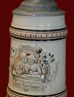 Antiker Bierkrug Keramik mit Zinndeckel , Spruch - Zum Wohlsein ! , Relief ein Paar , Höhe 19cm , K326 - Görlitz