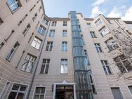 Vermietete Gründerzeit-Dachgeschoss-Wohnung: 3-Zimmer-Investment mit Wannenbad und Ankleide - Berlin