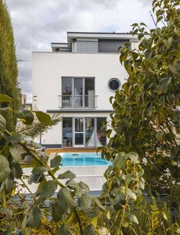 Modernes Einfamilienhaus im Bauhausstil mit Außenpool - Düren