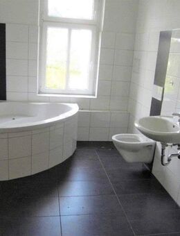 ***Hergeschaut*** Dachgeschoss mit schickem Tageslichtbad, Eckbadewanne und kleiner Dachterrasse - Chemnitz