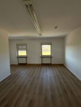 Moderne 3-Zimmer-Wohnung (ca. 100 m²) mit neuer Einbauküche in Hof - Hof