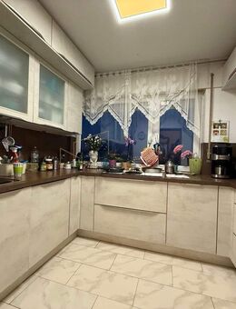 Attraktive 3-Zimmer-Wohnung mit Aufzug, Balkon & moderner Einbauküche - Sindelfingen