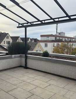 Hochwertig modernisierte 4-Zimmer-Wohnung mit großer Dachterrasse und zwei Garagen - Böblingen