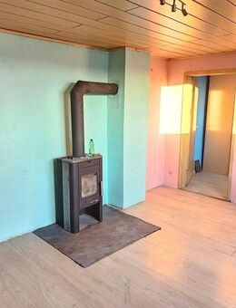 Charmante 3-Zimmer-Dachgeschosswohnung mit Schwedenofen-Anschluss und viel Gestaltungspotenzial in ruhiger Lage von Amberg - Amberg