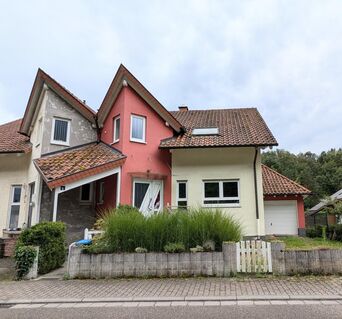 Neuwertiges Einfamilienhaus mit Einliegerwohnung in ruhiger Lage