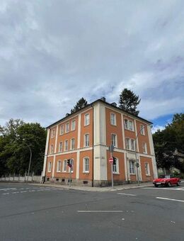 Anlageobjekt mit Potenzial: MFH im Zentrum mit 5 Wohnungen, Stellplätzen, Garagen - vermietet - Hof