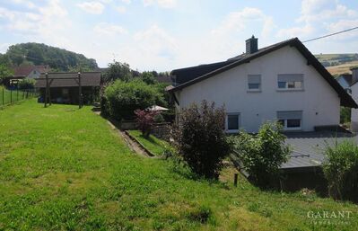 Großzügiges Haus mit schönem Garten, Garage und Carport